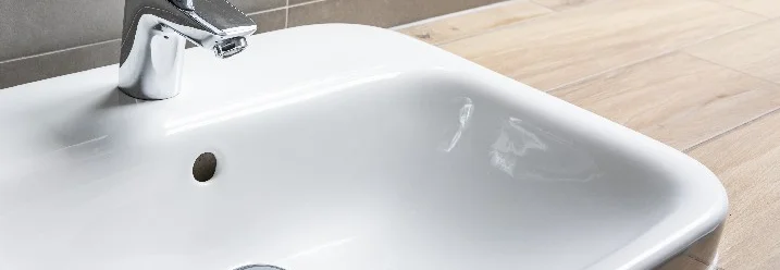 Ein weißes Waschbecken mit einem Wasserhahn.